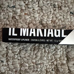 IL MAKIAGE Lipliner in Black Packaging